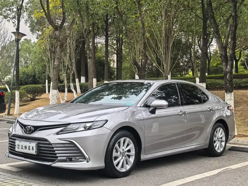 Toyota Camry — фото 1