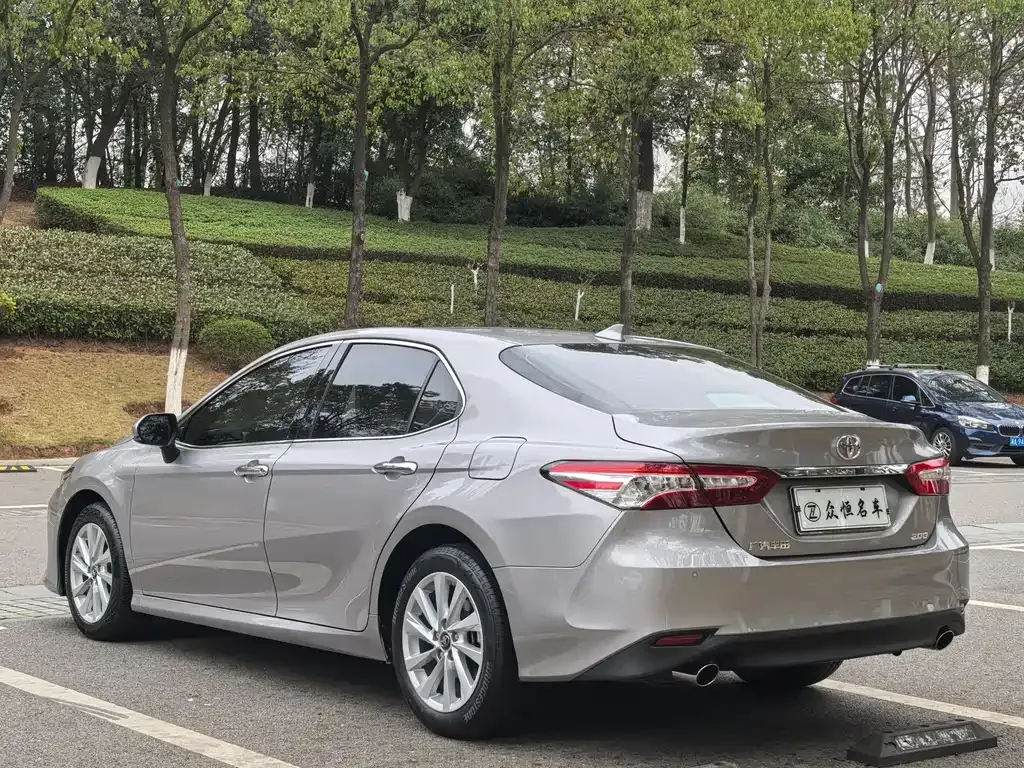 Toyota Camry — фото 10