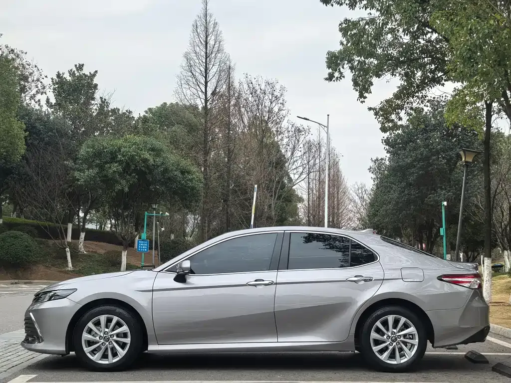 Toyota Camry — фото 5