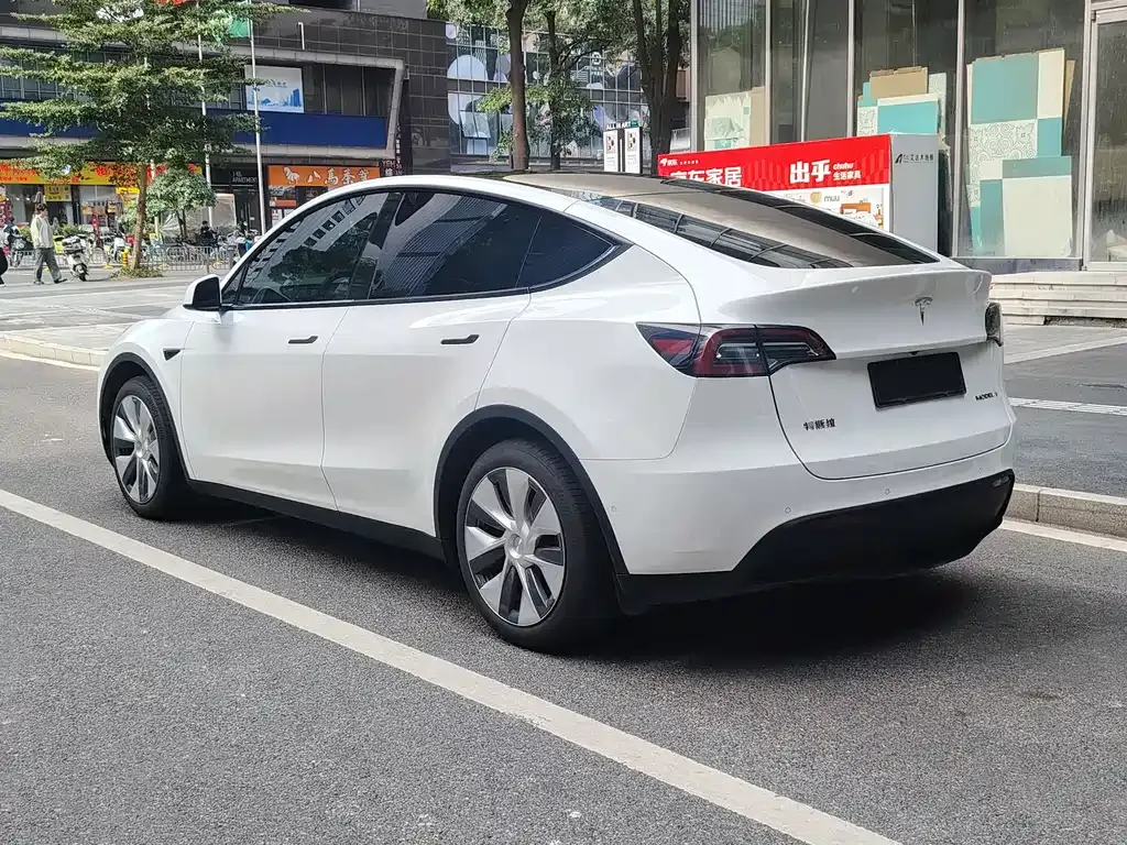 Tesla Model Y — фото 7