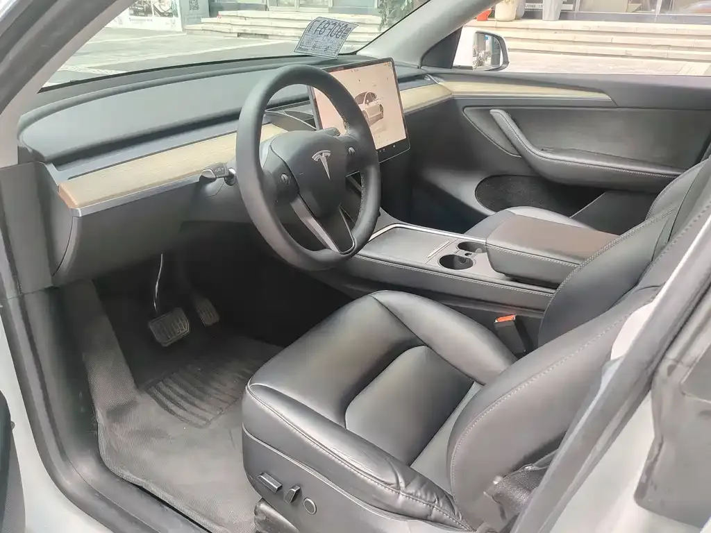 Tesla Model Y — фото 8