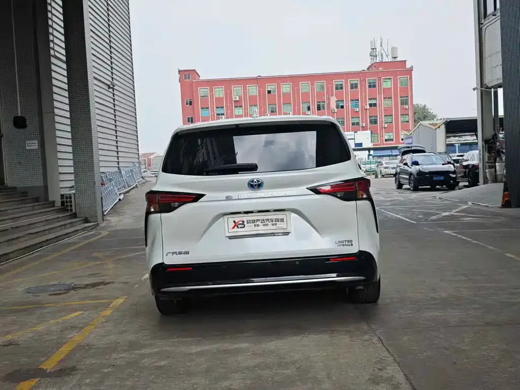 Toyota Sienna 2024 из CN, фото 2