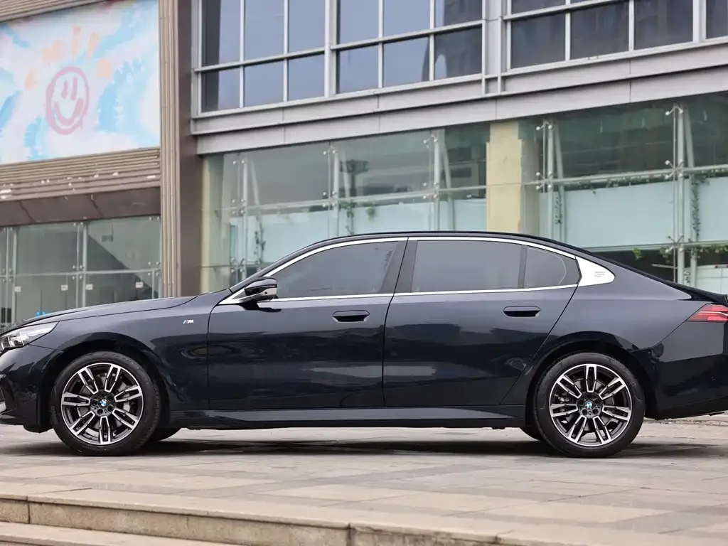BMW 5 Series 2024 из CN, фото 10