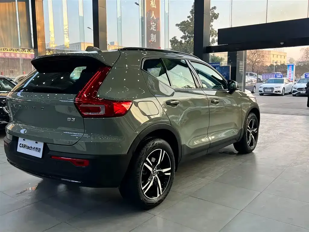 Volvo XC40 — фото 10