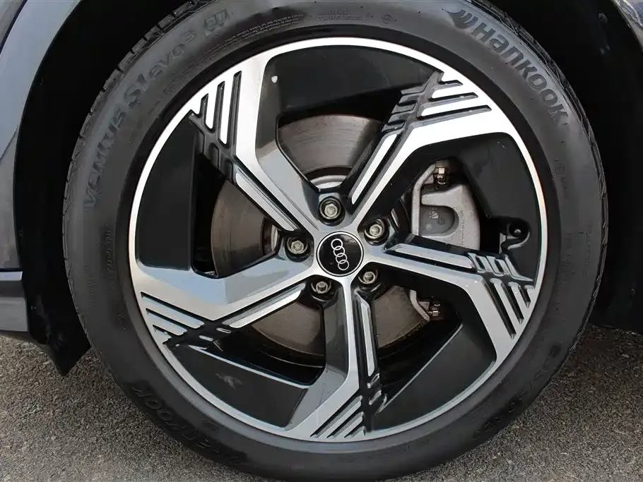 Audi Q4 e-tron — фото 10