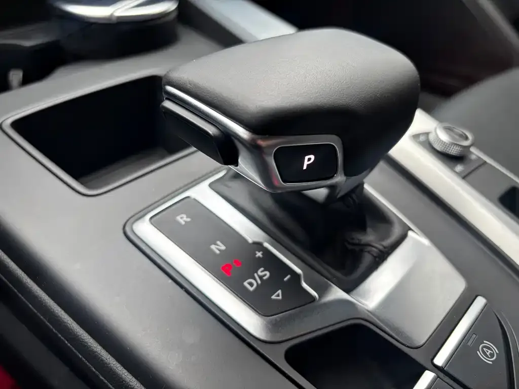 Audi A4L 2022 из CN, фото 2