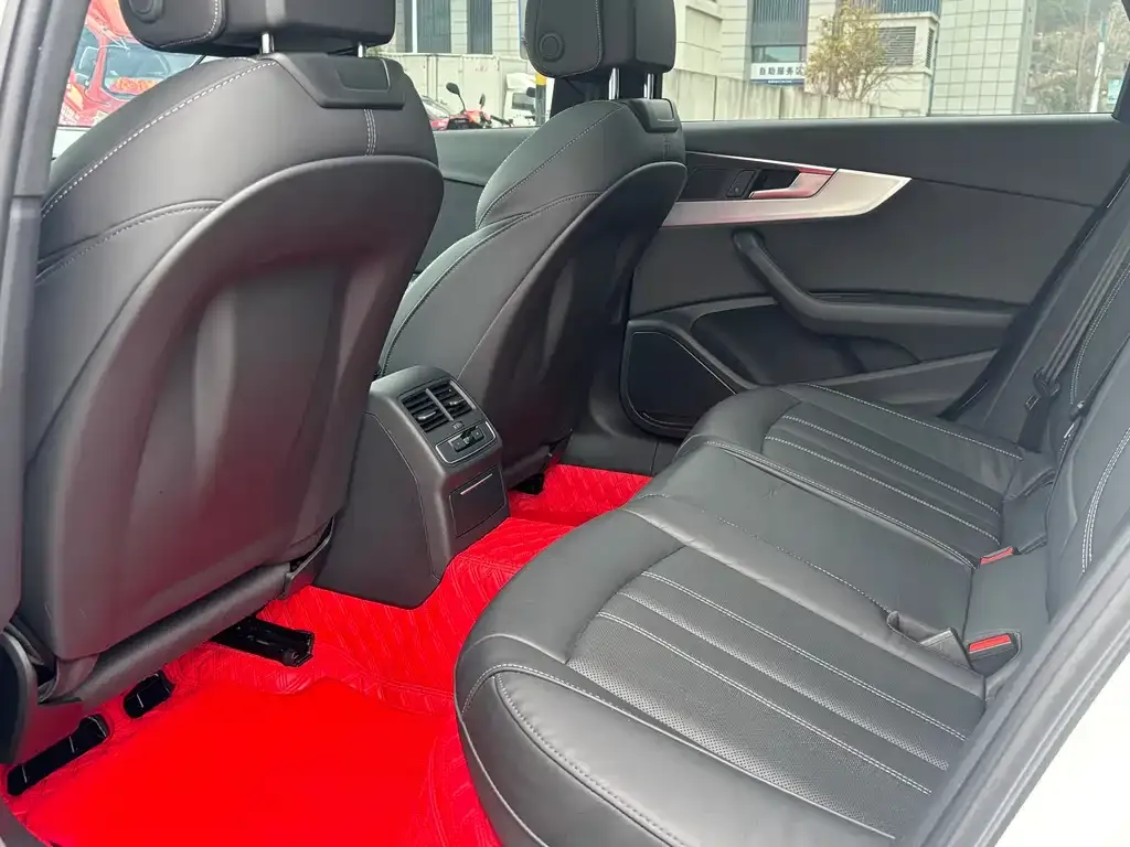 Audi A4L 2022 из CN, фото 6
