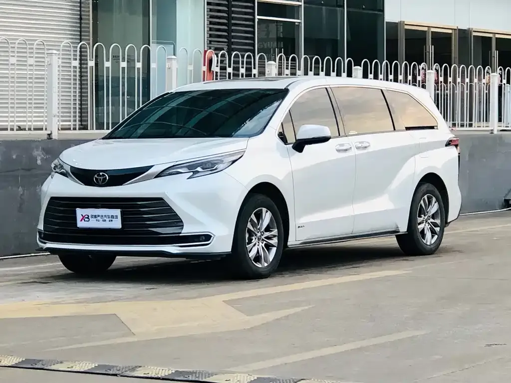 Toyota Sienna — фото 1