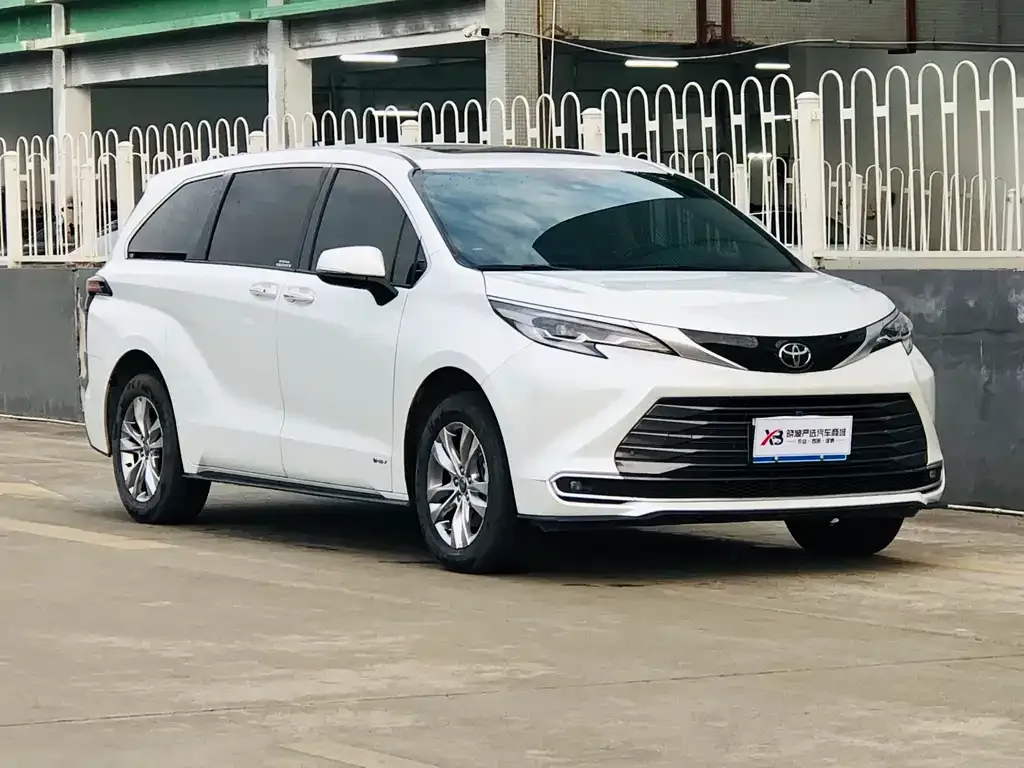 Toyota Sienna — фото 3