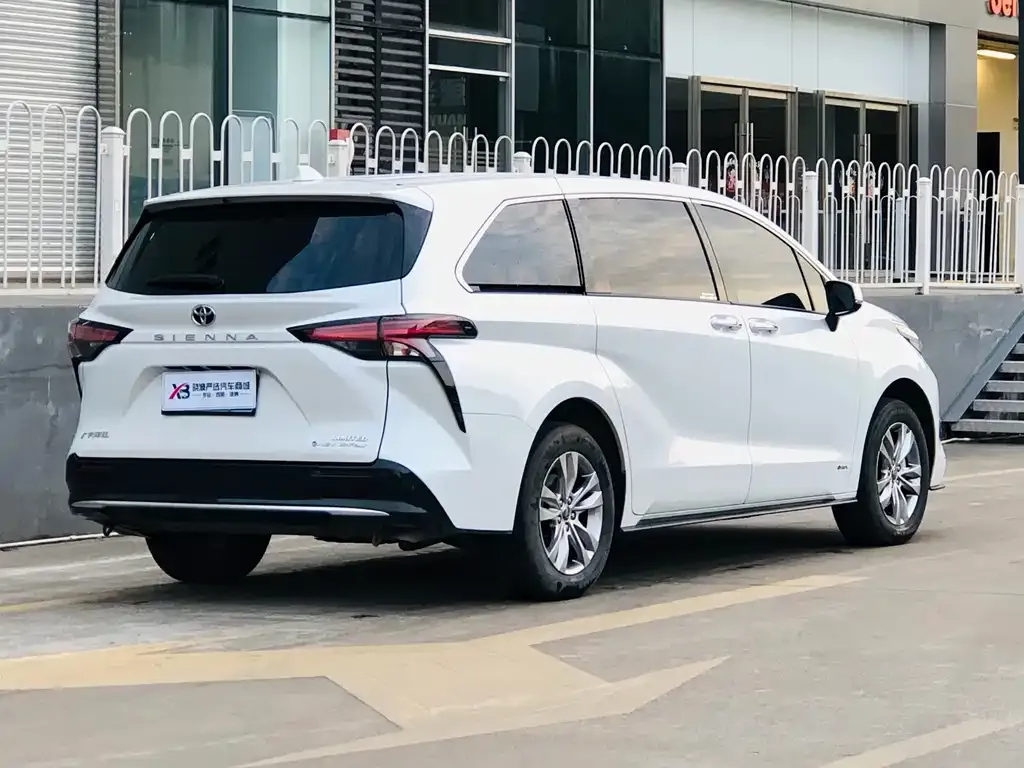 Toyota Sienna — фото 2