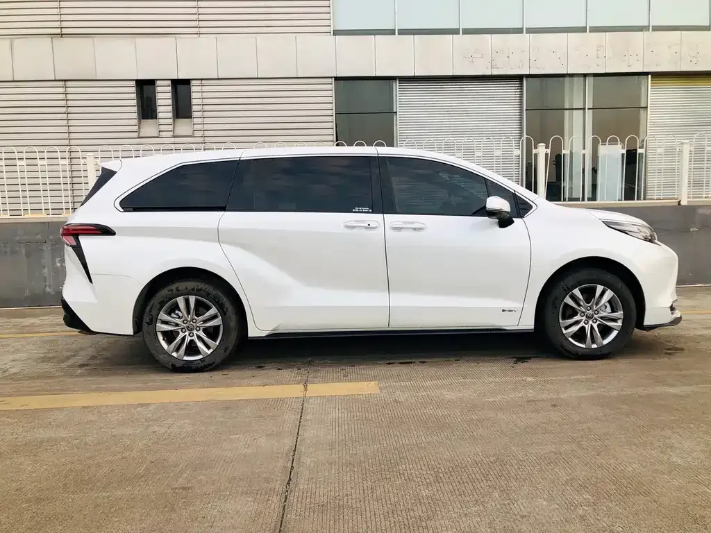 Toyota Sienna — фото 9