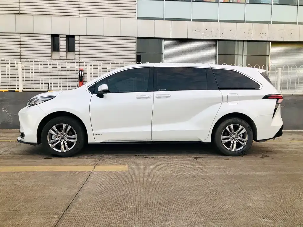 Toyota Sienna — фото 7