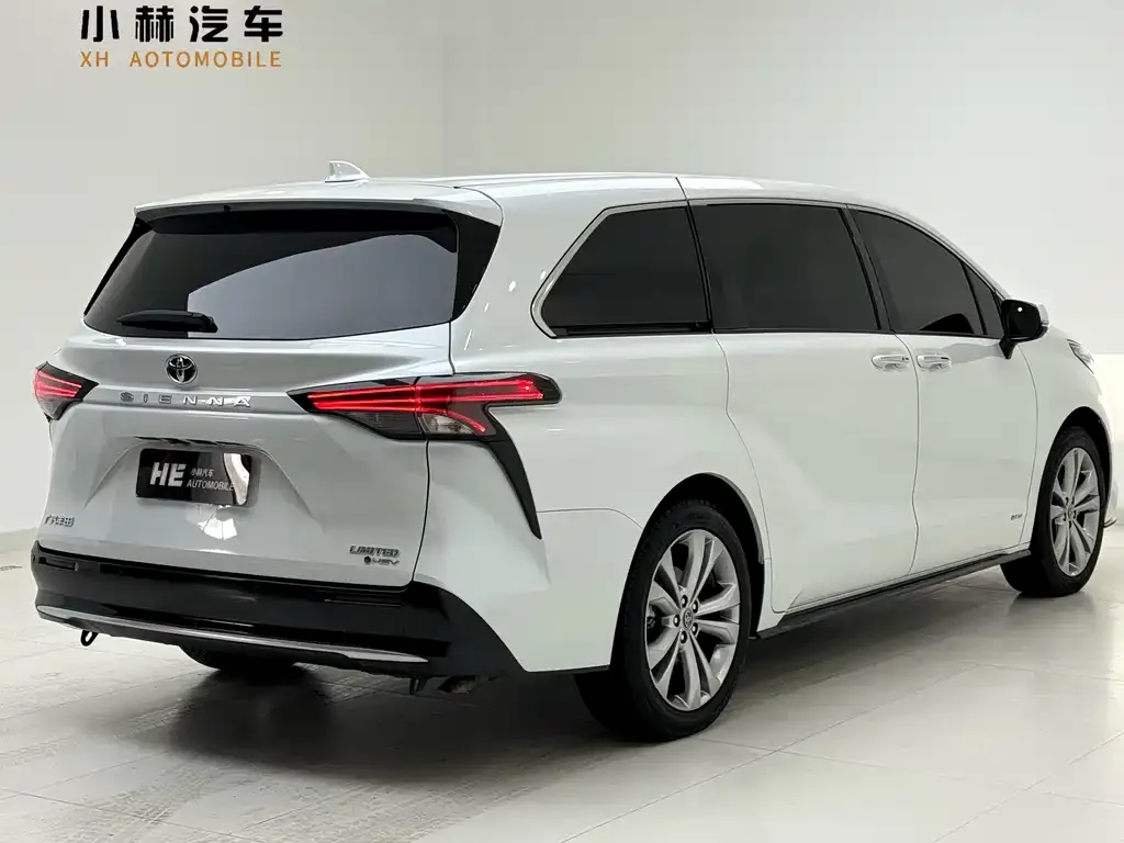 Toyota Sienna — фото 3