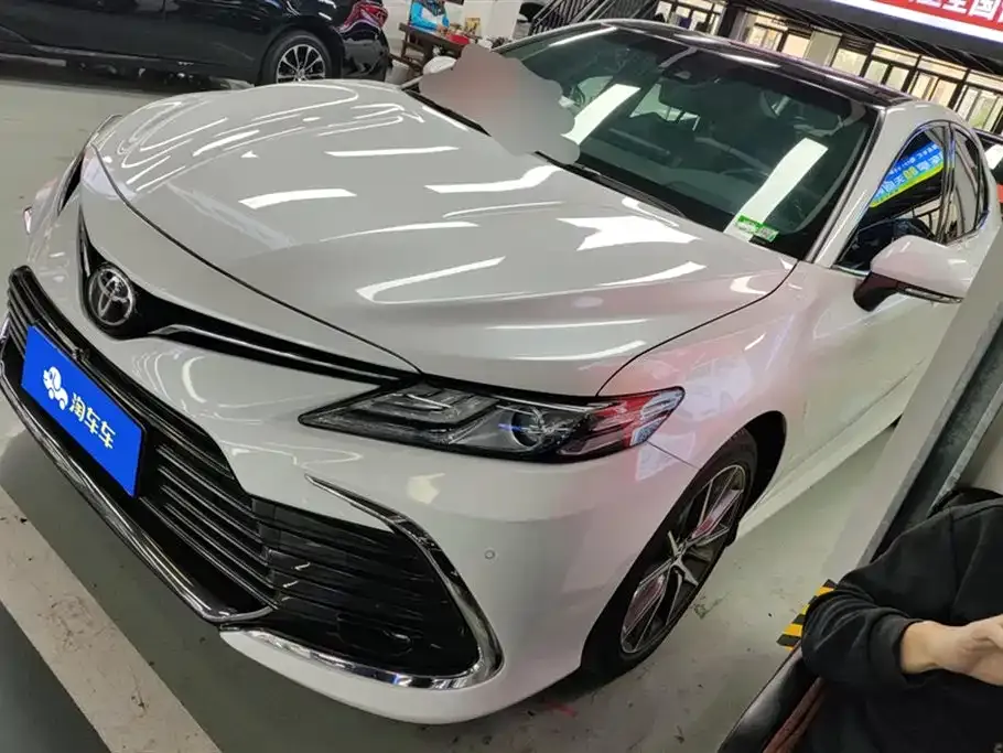 Toyota Camry — фото 1