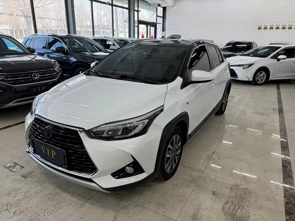 Toyota Yaris L — фото 1