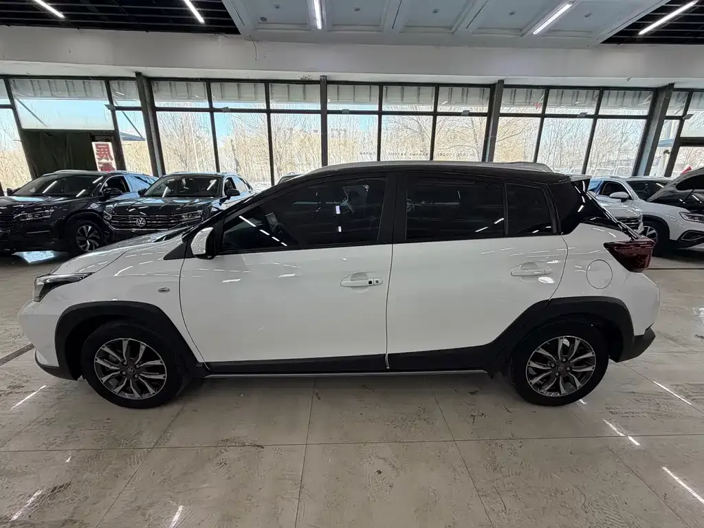 Toyota Yaris L — фото 2