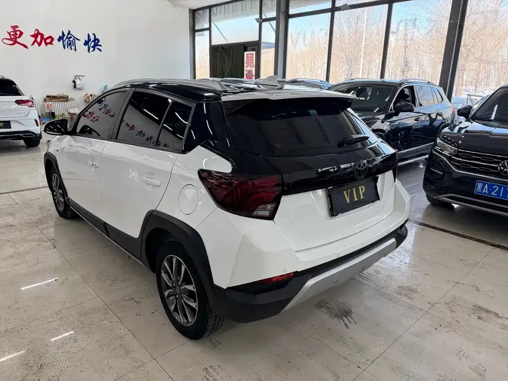 Toyota Yaris L — фото 7