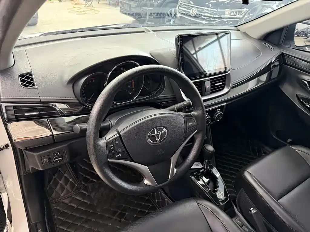 Toyota Yaris L — фото 5