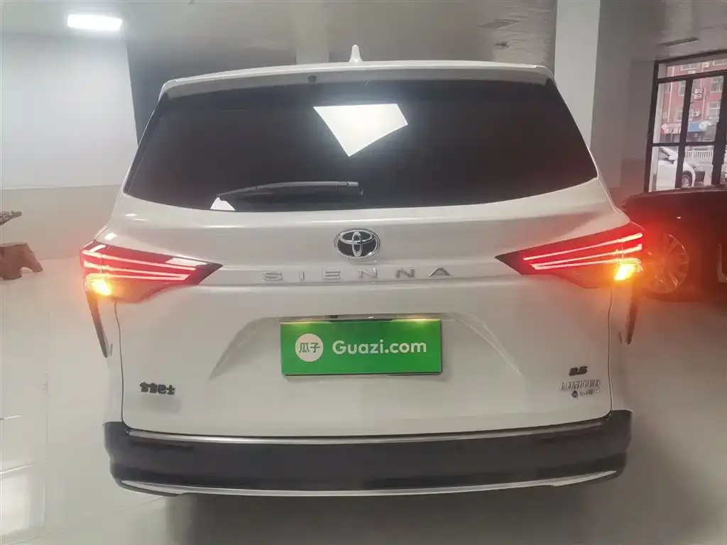 Toyota Sienna 2024 из CN, фото 2