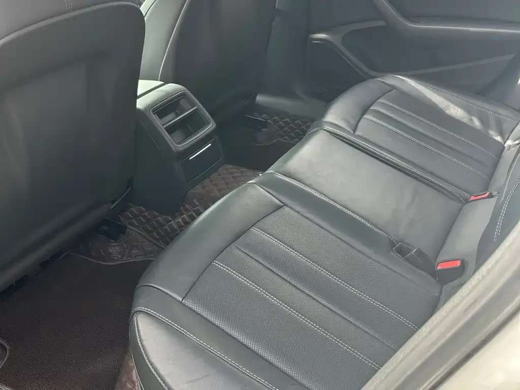 Audi A4L 2023 из CN, фото 6