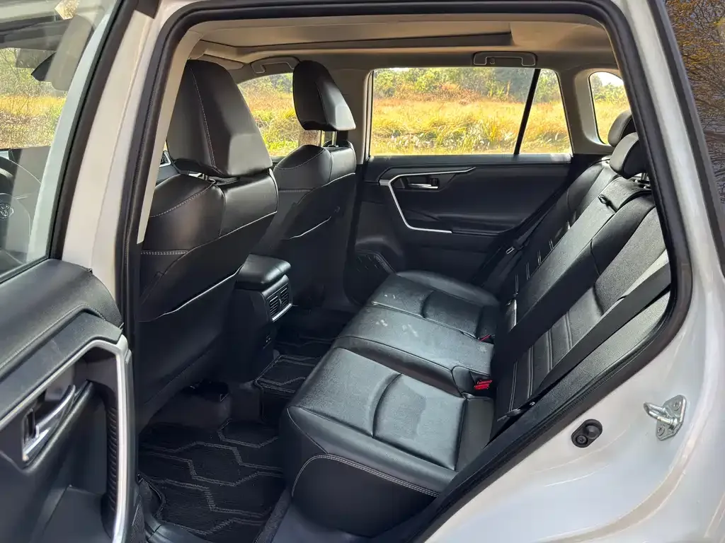 Toyota RAV4 — фото 8