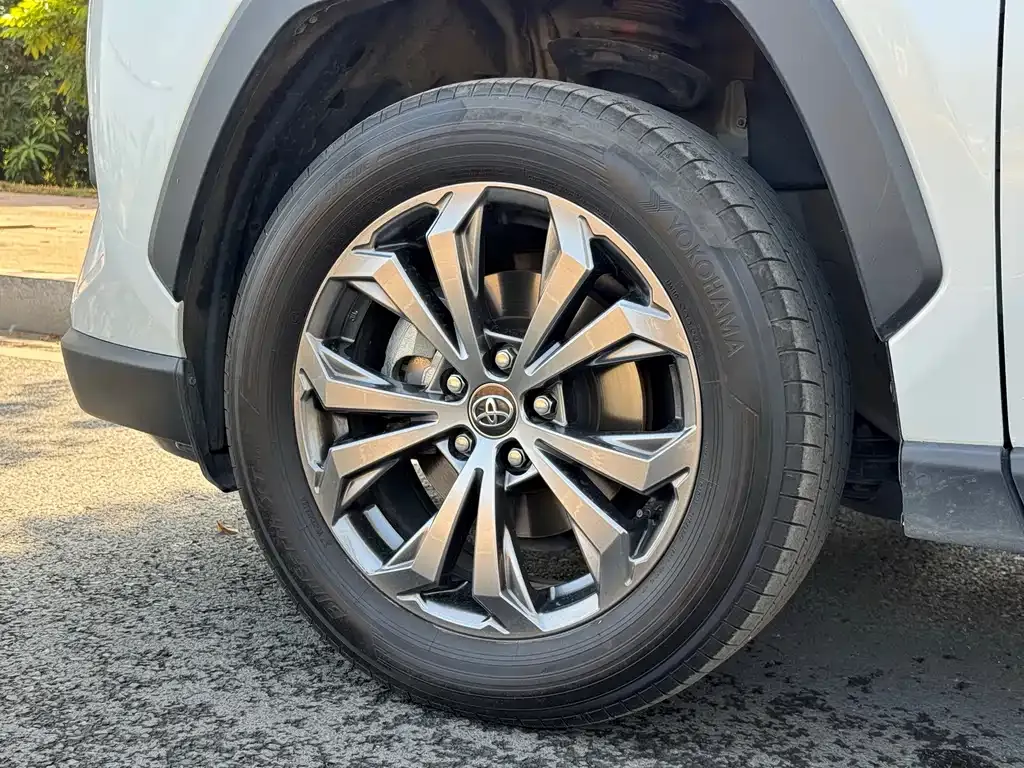 Toyota RAV4 — фото 2