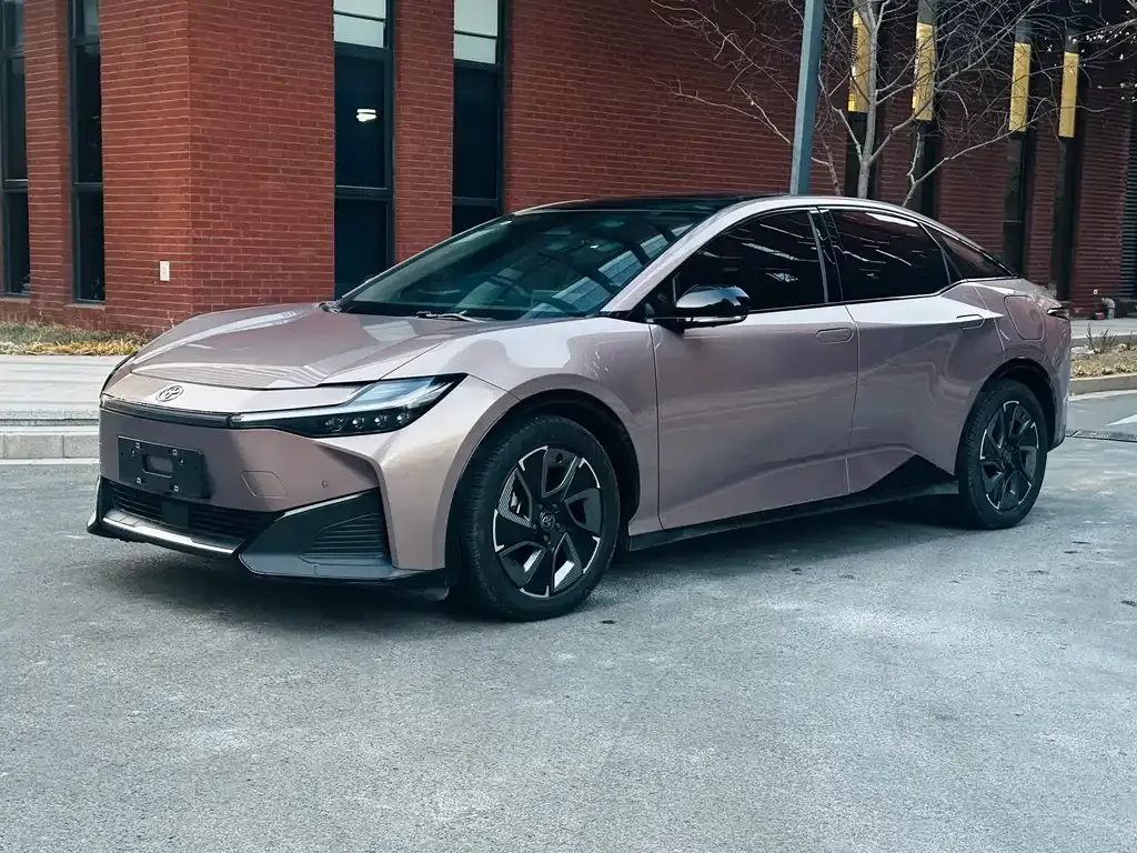 Toyota bZ3 2023 из CN, фото 1