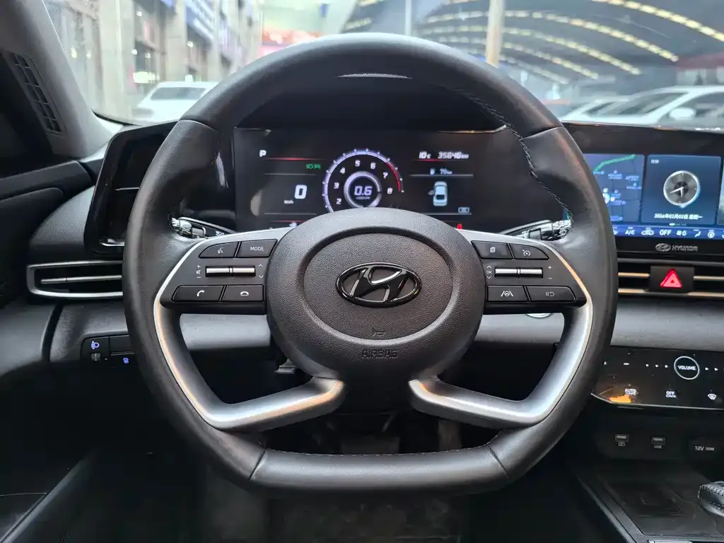 Hyundai Elantra 2023 из CN, фото 2