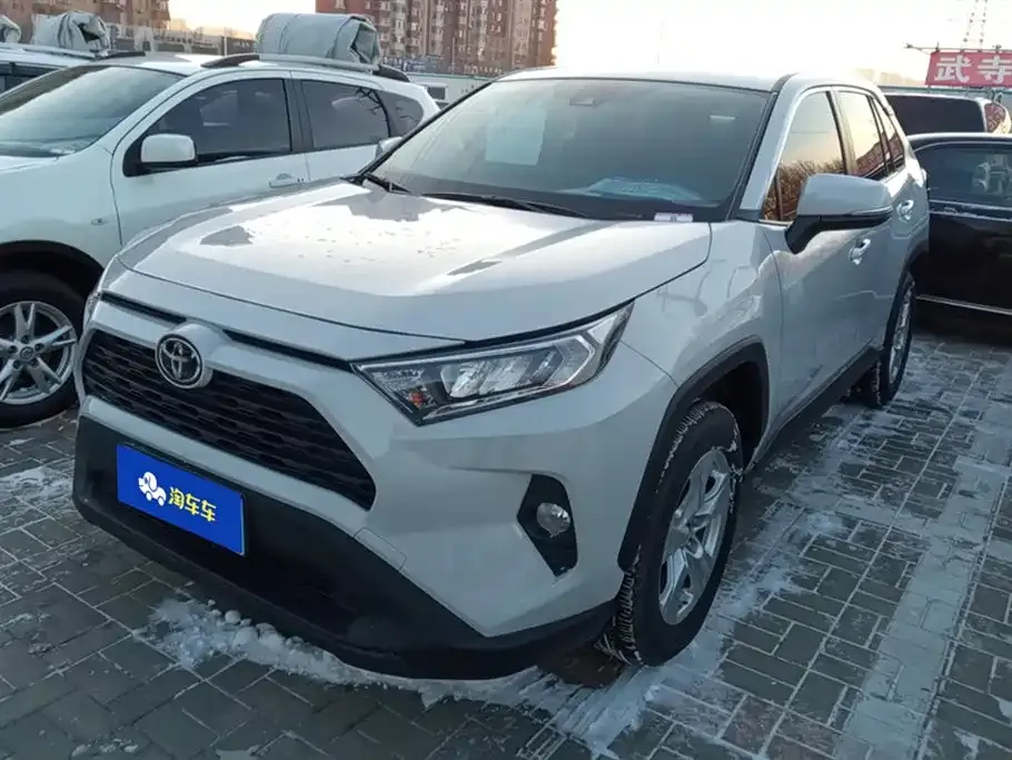 Toyota RAV4 — фото 1