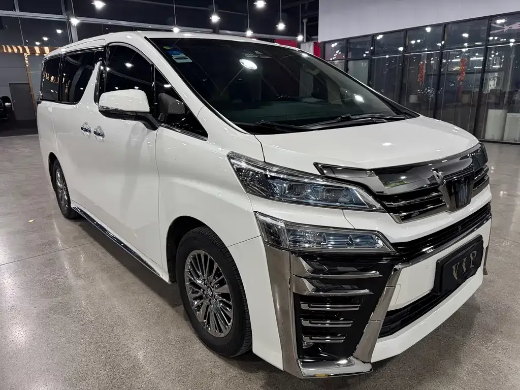 Toyota Vellfire — фото 1