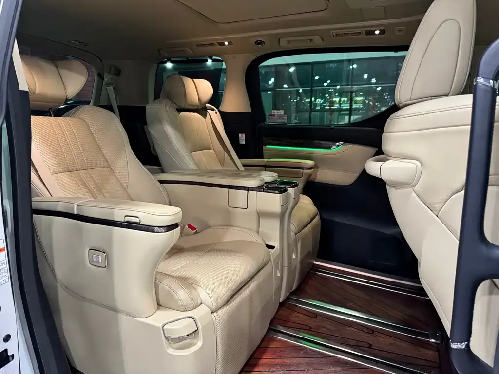 Toyota Vellfire — фото 2