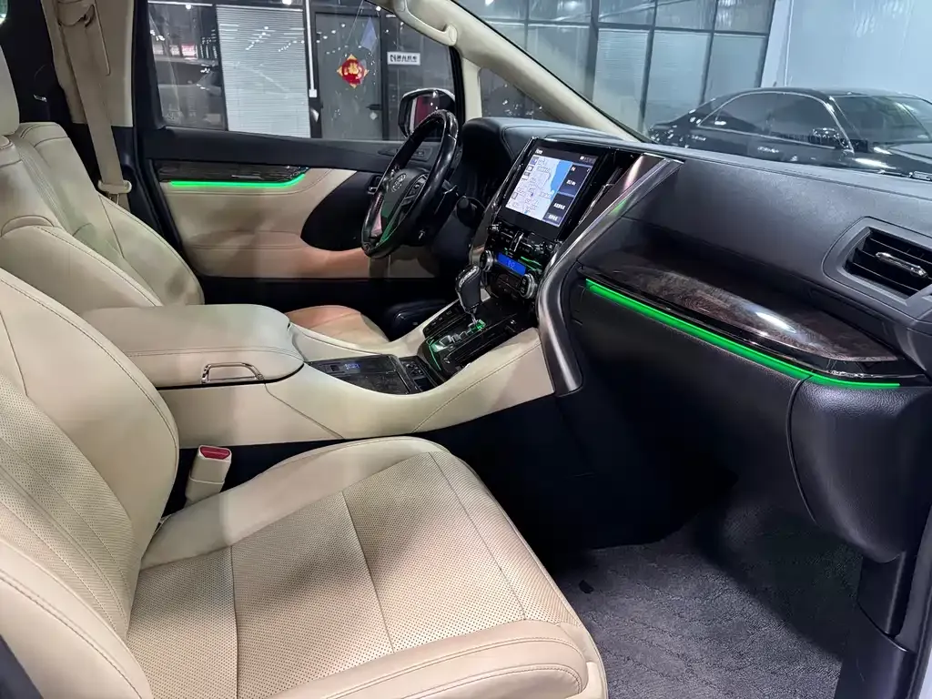 Toyota Vellfire — фото 10