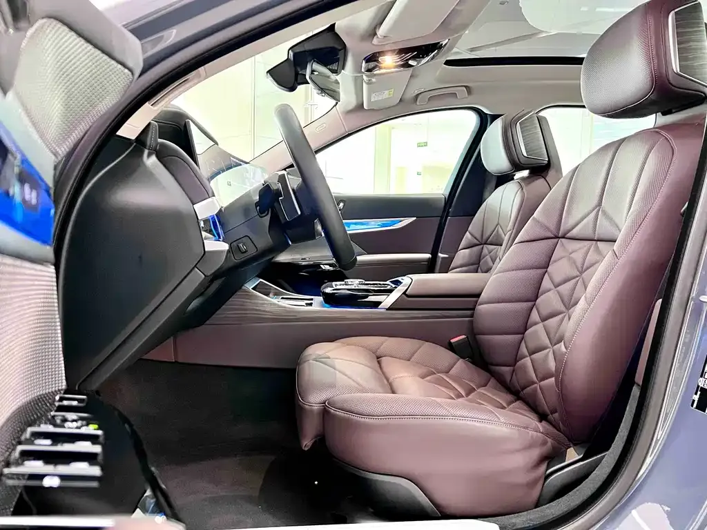 BMW 7 Series 2025 из CN, фото 7