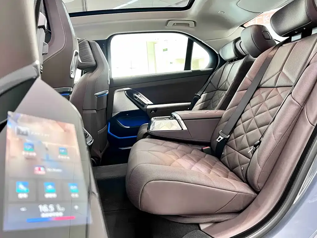 BMW 7 Series 2025 из CN, фото 9