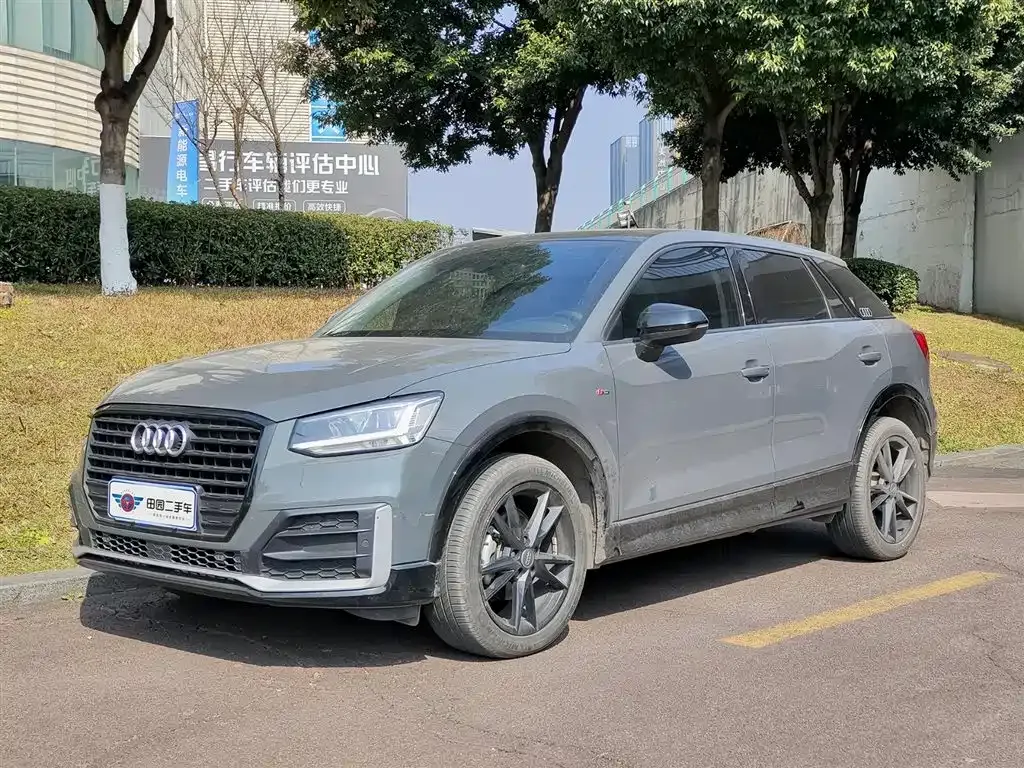 Audi Q2L — фото 1