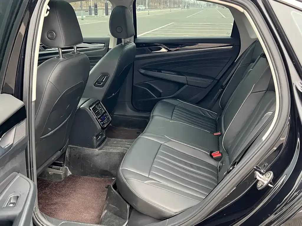 Volkswagen Passat 2023 из CN, фото 7
