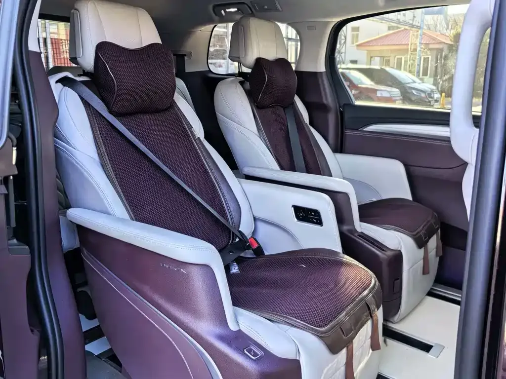 Buick GL8 2023 из CN, фото 10