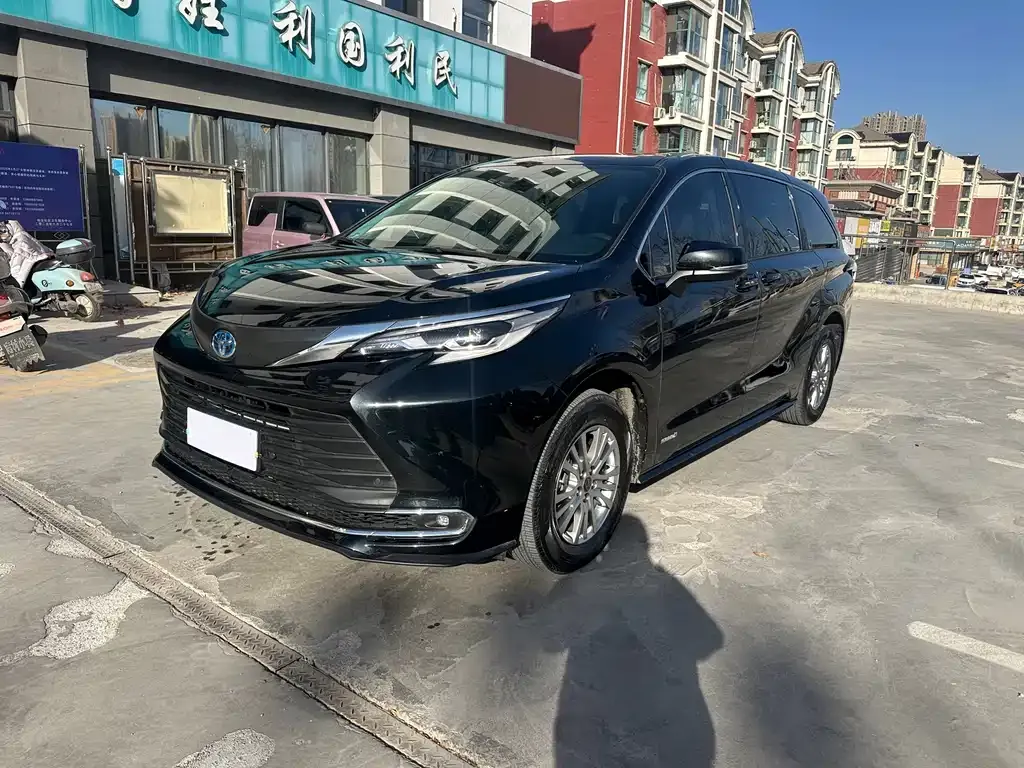Toyota Sienna — фото 1