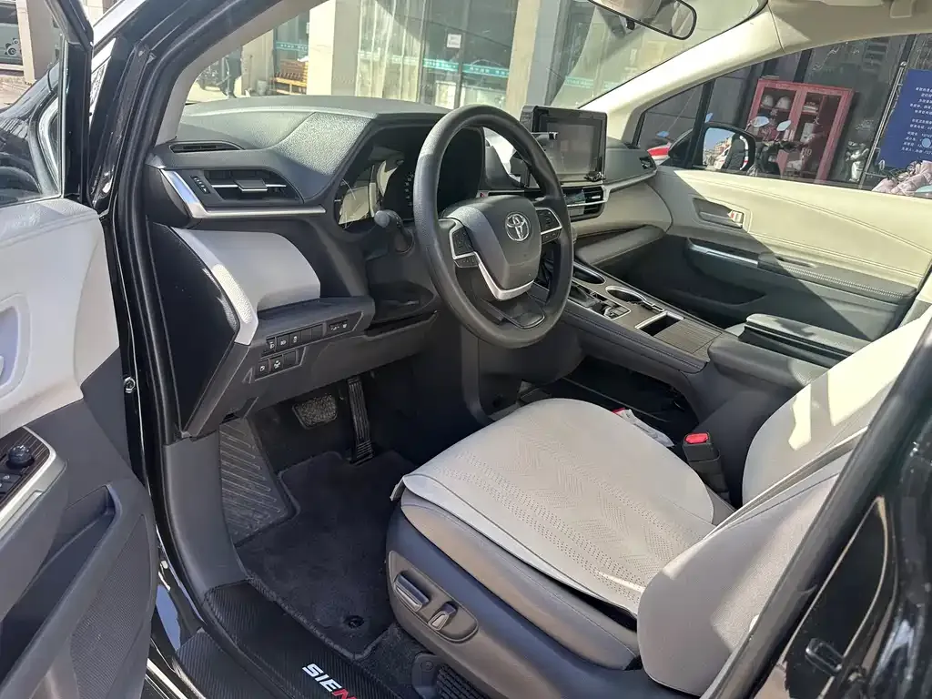Toyota Sienna — фото 6