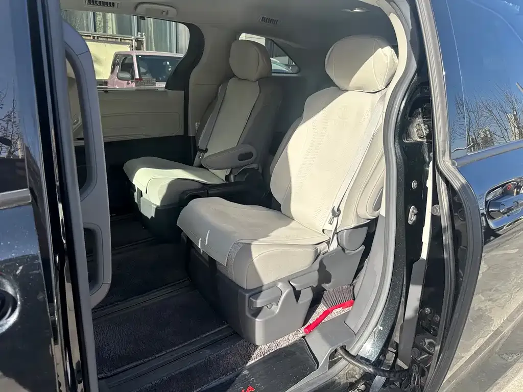 Toyota Sienna — фото 8
