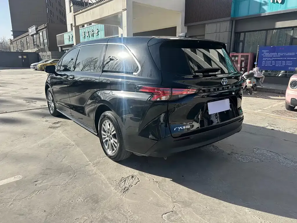 Toyota Sienna — фото 3