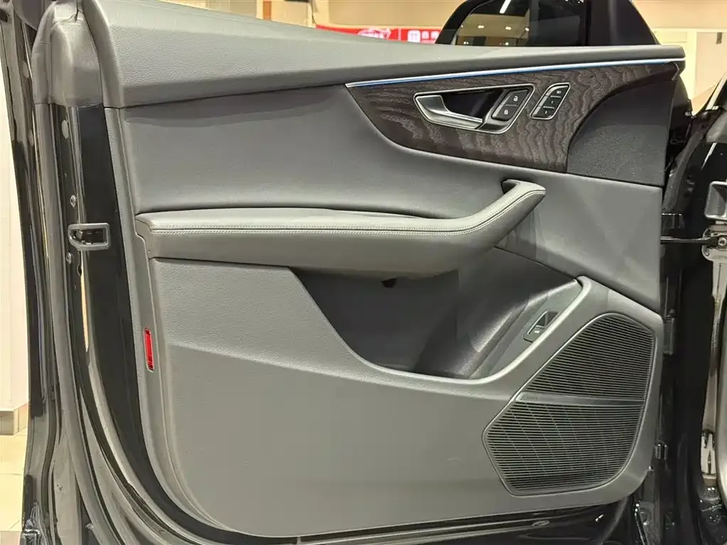 Audi Q8 2024 из CN, фото 10