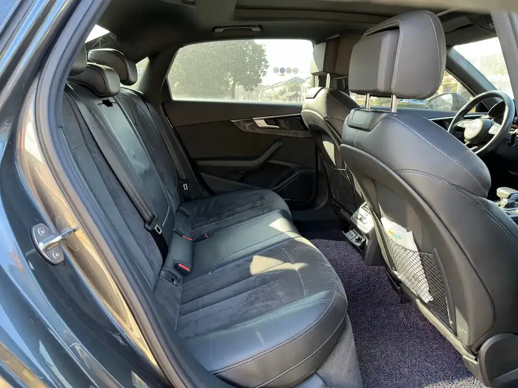 Audi A4L 2022 из CN, фото 2