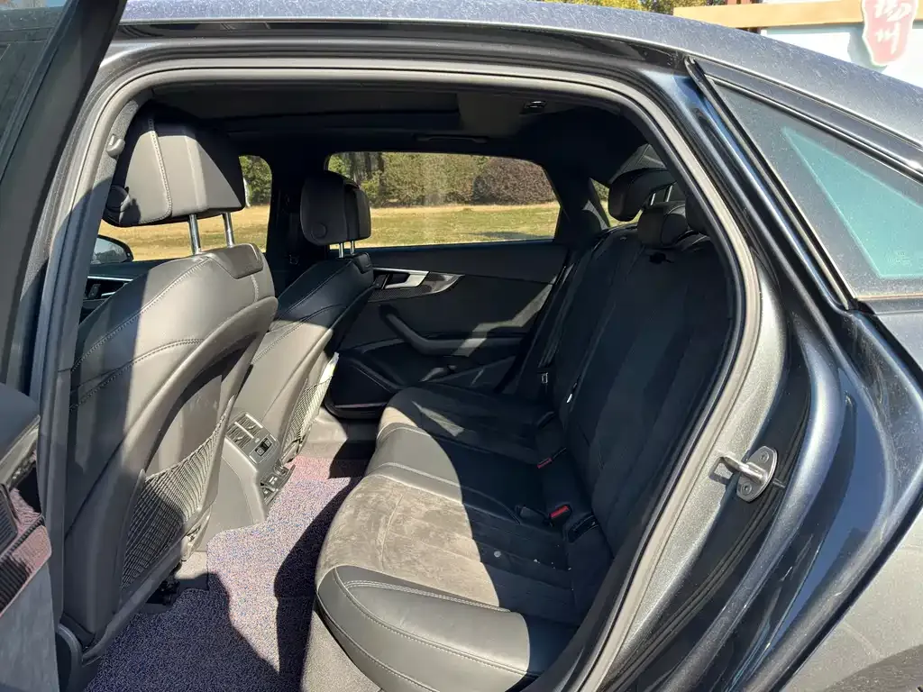 Audi A4L 2022 из CN, фото 5