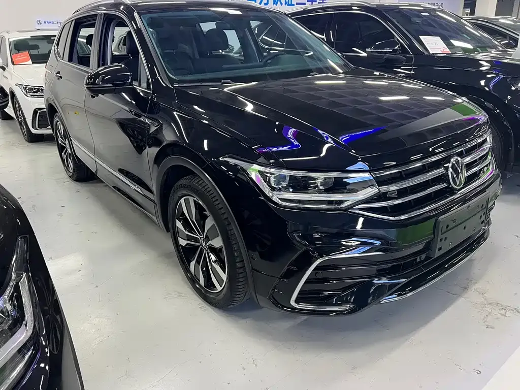 Volkswagen Tiguan L — фото 10
