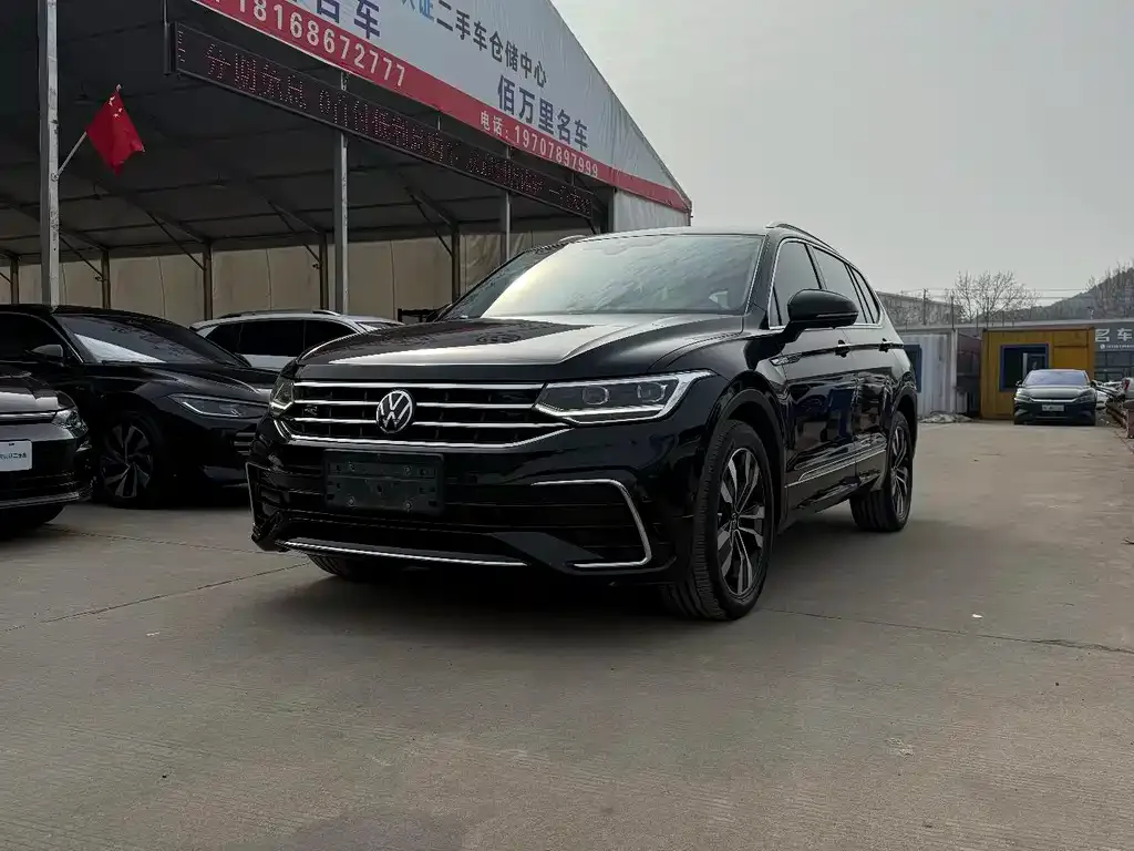 Volkswagen Tiguan L — фото 1