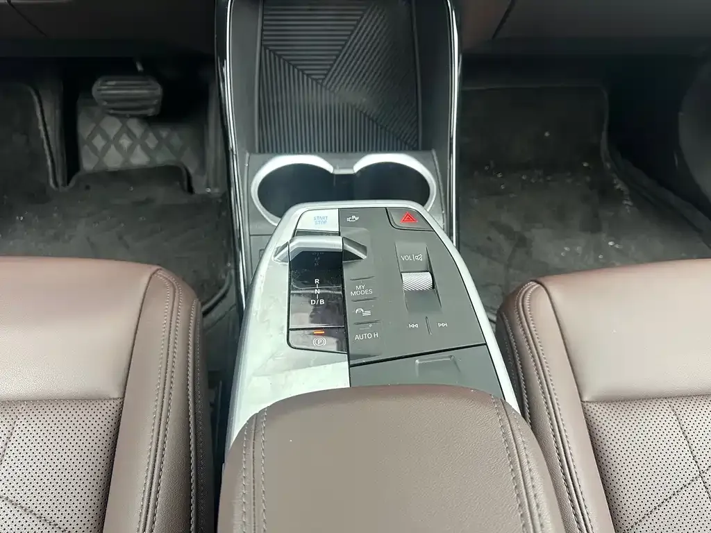 BMW iX1 2025 из CN, фото 4