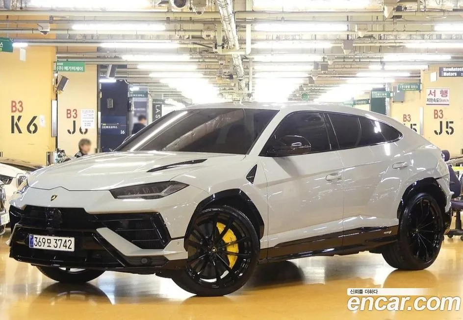 Lamborghini Urus — фото 1