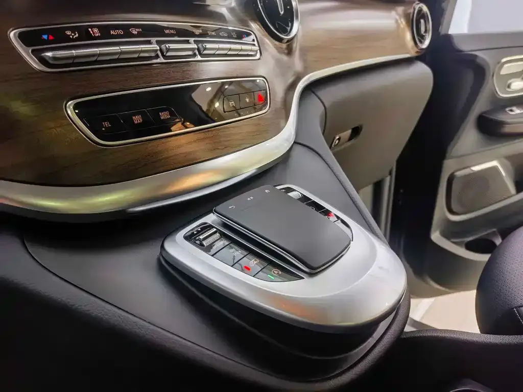 Mercedes-Benz V-Class 2024 из CN, фото 3