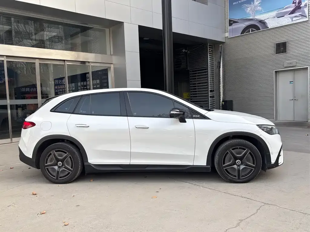 Mercedes-Benz EQE SUV — фото 8